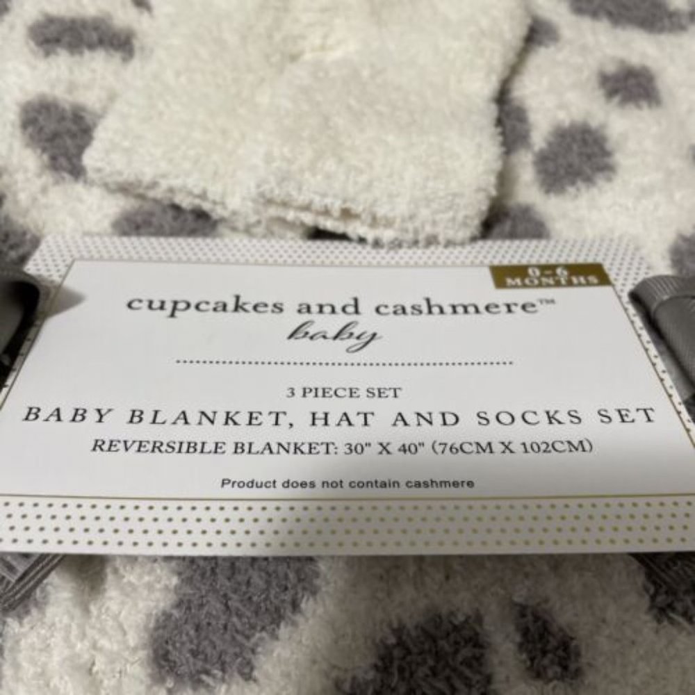NWT Cupcakes and Cashmere Blanket Hat and Sock Set 0-6 Months Gift Winte…